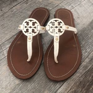 Women’s white Tory Burch logo sandals 8